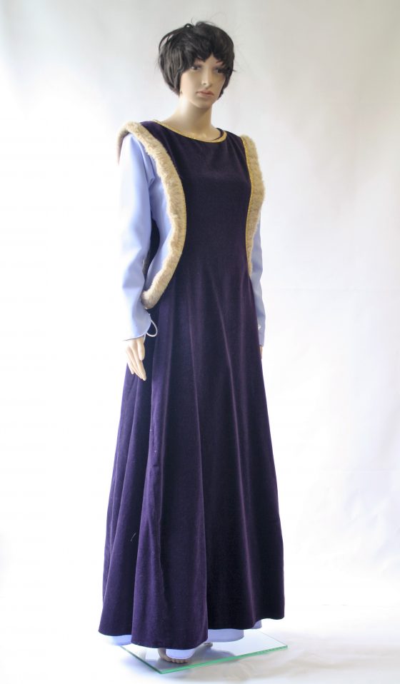 Middeleeuwse jurk met hellevenster